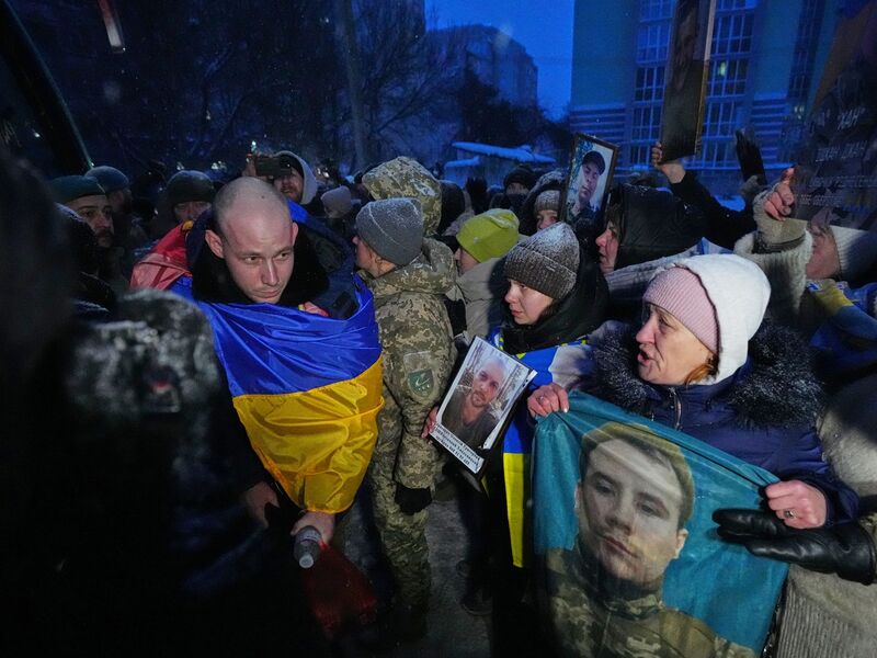 Während der Gespräche in Abu Dhabi tauschten Moskau und Kiew mehr als 300 Gefangene aus. - Foto: Sergei Grits/AP/dpa