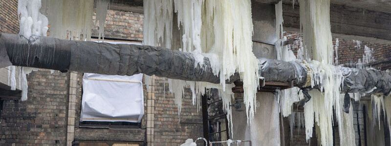 Wegen eines zerstörten Heizkraftwerks können mehr als 1.100 Wohnblocks in Kiew nicht geheizt werden. - Foto: -/Kyodo/dpa