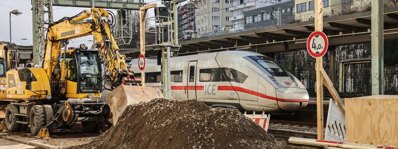 Die Bagger am Wuppertaler Hauptbahnhof stehen schon bereit. - Foto: Oliver Berg/dpa