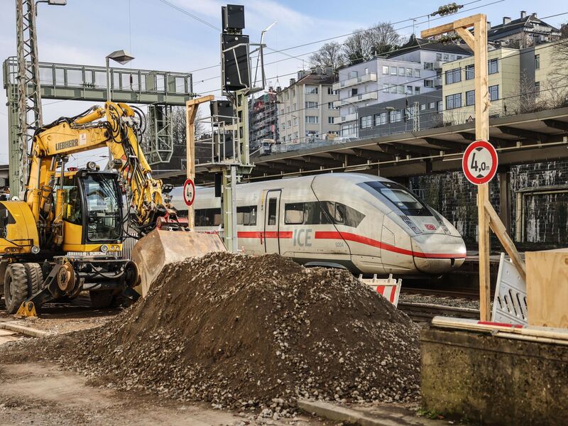 Die Bagger am Wuppertaler Hauptbahnhof stehen schon bereit. - Foto: Oliver Berg/dpa