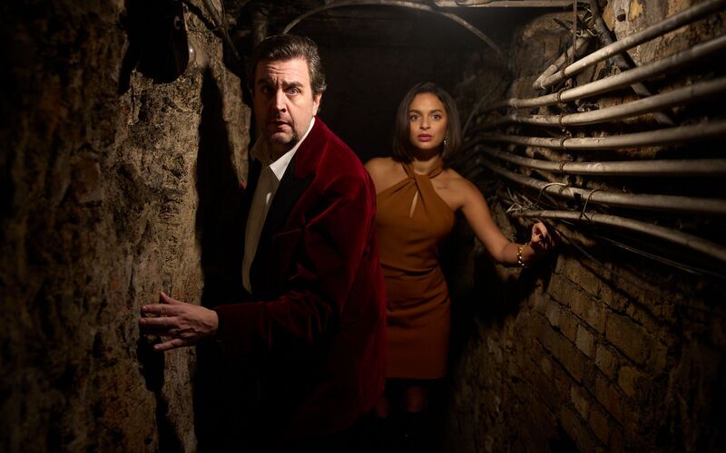 Bastian Pastewka und Tamara Romera Ginés in einer Szene des Krimis «Fabian und die mörderische Hochzeit», der ab 6. Februar bei Prime Video zu sehen ist. (Archivbild) - Foto: -/Amazon MGM Studios/dpa