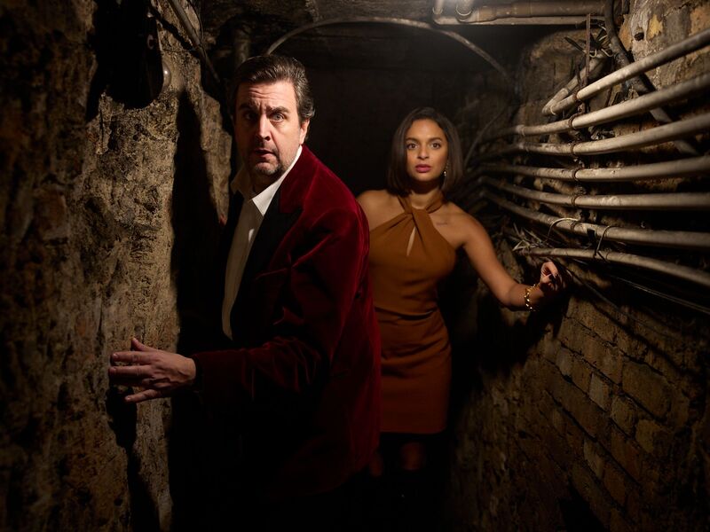 Bastian Pastewka und Tamara Romera Ginés in einer Szene des Krimis «Fabian und die mörderische Hochzeit», der ab 6. Februar bei Prime Video zu sehen ist. (Archivbild) - Foto: -/Amazon MGM Studios/dpa