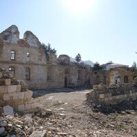 Nur einige Mauern der Kirche hielten dem verheerenden Beben stand - Foto: Mirjam Schmitt/dpa