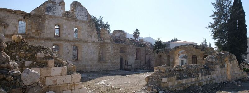 Nur einige Mauern der Kirche hielten dem verheerenden Beben stand - Foto: Mirjam Schmitt/dpa