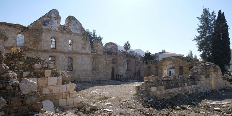 Nur einige Mauern der Kirche hielten dem verheerenden Beben stand - Foto: Mirjam Schmitt/dpa