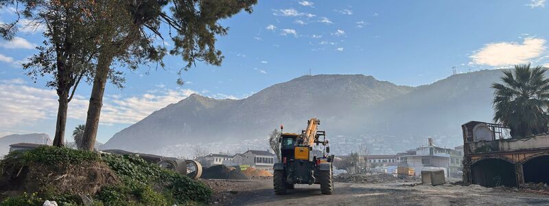 Die Altstadt Antakyas, einst mit ihren engen Gassen beliebt bei Touristen, ist vollständig zerstört. - Foto: Mirjam Schmitt/dpa