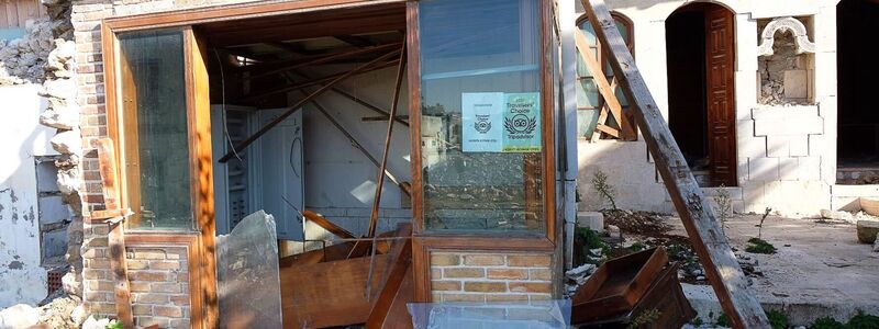 Der Eingang eines eingestürzten Hotels - die Altstadt war bei Touristen beliebt - Foto: Mirjam Schmitt/dpa