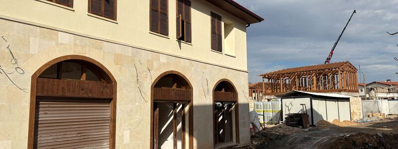 Unten Stein, oben Holz - die Häuser werden teils in historischem Stil wieder aufgebaut. - Foto: Mirjam Schmitt/dpa