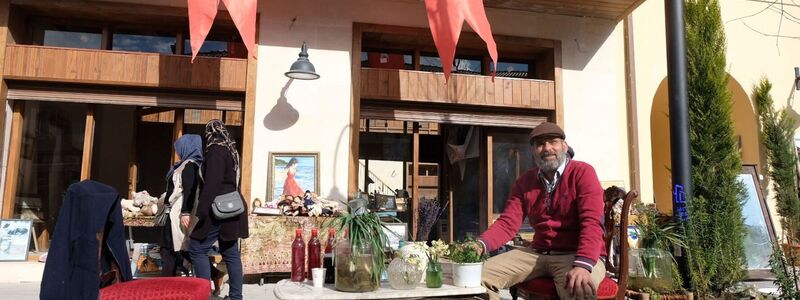 Antiquitätenhändler Serkan Sincan hat Hoffnung für die Zukunft. - Foto: Mirjam Schmitt/dpa