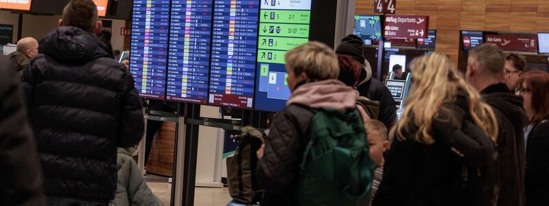 Wann der Flugbetrieb wieder aufgenommen werden kann, war am Morgen noch unklar. - Foto: Carsten Koall/dpa