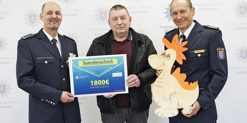 POL-OH: Spendenübergabe - Polizeipräsidium Osthessen unterstützt Verein Kleine Helden - Foto: presseportal.de