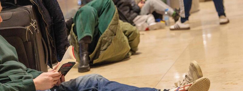 Die Menschen am Flughafen mussten am Morgen Geduld aufbringen. - Foto: Carsten Koall/dpa