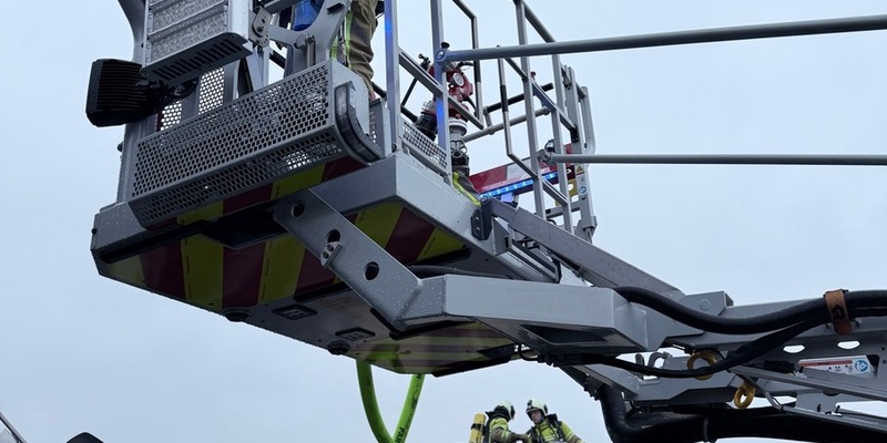 FW Dresden: Balkonbrand breitet sich auf Dachstuhl aus - Foto: presseportal.de