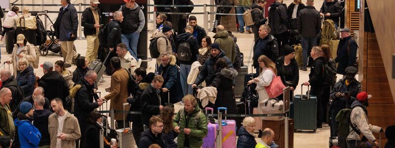 Reisende mussten am Freitagmorgen viel Geduld mitbringen. - Foto: Carsten Koall/dpa