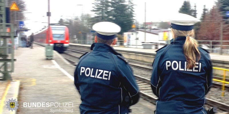 Bundespolizeidirektion München: Beziehungsstreit am Bahnhof Erdweg / Frau droht mit Messer, Mann zeigt Hitlergruß - Foto: presseportal.de