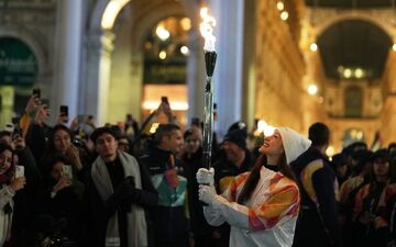 Das olympische Feuer ist bereits in Mailand, Balletttänzerin Nicoletta Manni trägt hier die Fackel. - Foto: Francisco Seco/AP/dpa