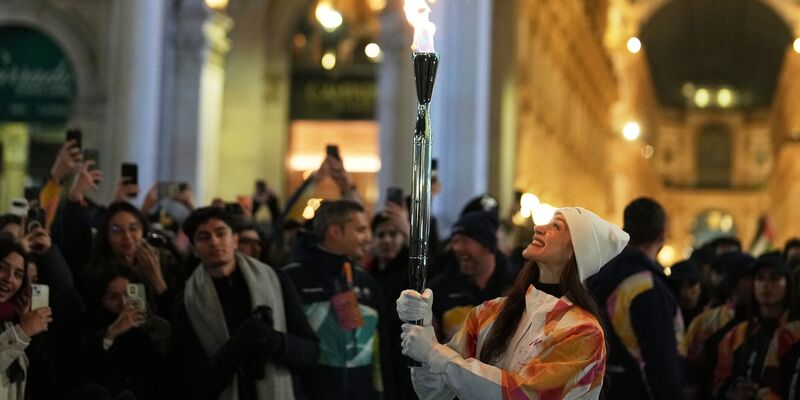 Das olympische Feuer ist bereits in Mailand, Balletttänzerin Nicoletta Manni trägt hier die Fackel. - Foto: Francisco Seco/AP/dpa