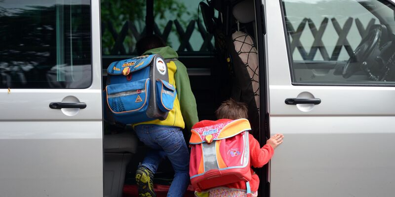 Nach Angaben der DAK sind viele Kinder im Auto noch immer Zigarettenrauch ausgesetzt. (Symbolbild) - Foto: Ralf Hirschberger/dpa-Zentralbild/dpa