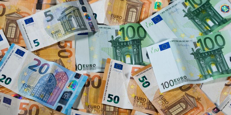 Die Linke will Superreiche höher besteuern. (Illustration) - Foto: Jens Büttner/zb/dpa