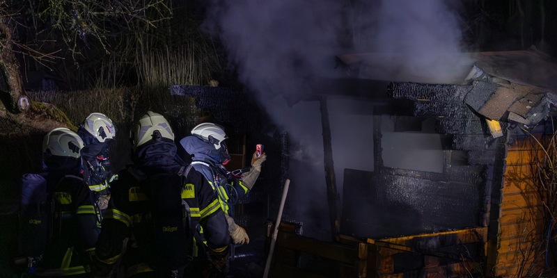 FW-MK: Brand einer Gartenhütte in voller Ausdehnung - Foto: presseportal.de