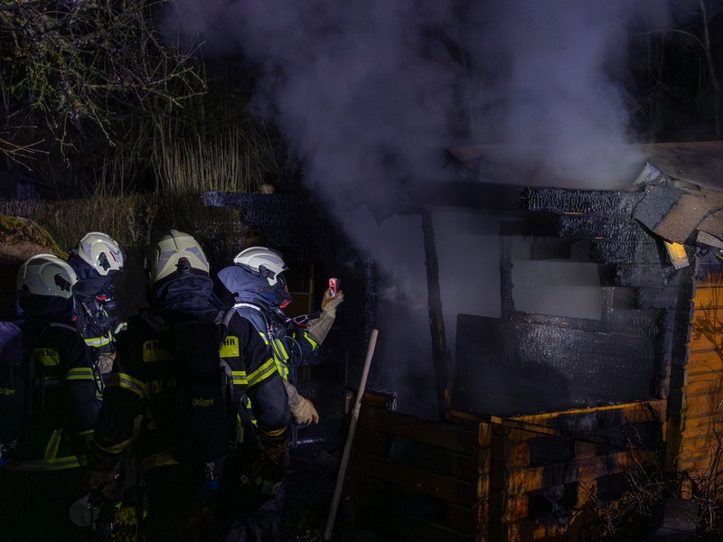 FW-MK: Brand einer Gartenhütte in voller Ausdehnung - Foto: presseportal.de