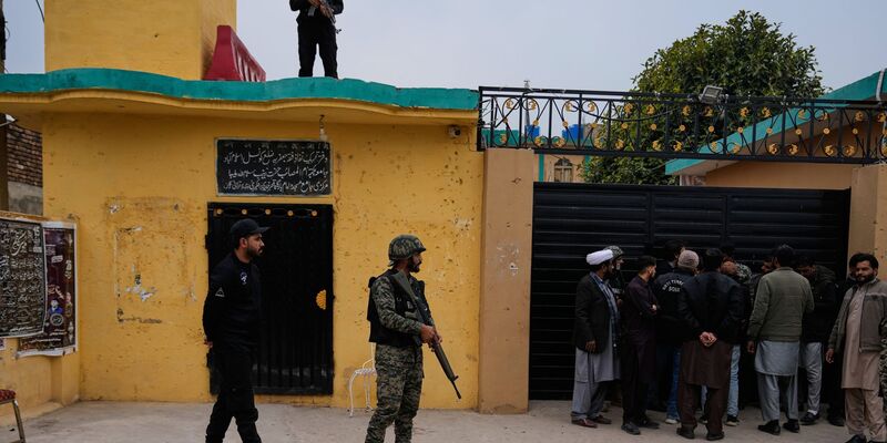 Die Sorge vor einer noch höheren Opferzahl war angesichts der vielen Verwundeten hoch. - Foto: Anjum Naveed/AP/dpa