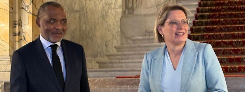 Bundesjustizministerin Stefanie Hubig (SPD) triff den den stellvertretenden Gerichtskanzler des Internationalen Gerichtshofs (IGH), Jean-Pelé Fomété. - Foto: Ann-Beatrice Clasmann/-/dpa