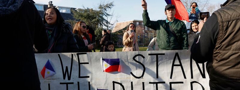 Zu den sieben Beschuldigten, die derzeit in Haft sind, zählt der ehemalige philippinische Präsident, Rodrigo Duterte. Dessen Anhänger demonstrieren regelmäßig in Den Haag. (Archivbild) - Foto: Omar Havana/AP/dpa