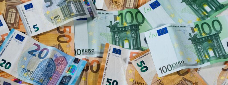 Die Linke will Superreiche höher besteuern. (Illustration) - Foto: Jens Büttner/zb/dpa