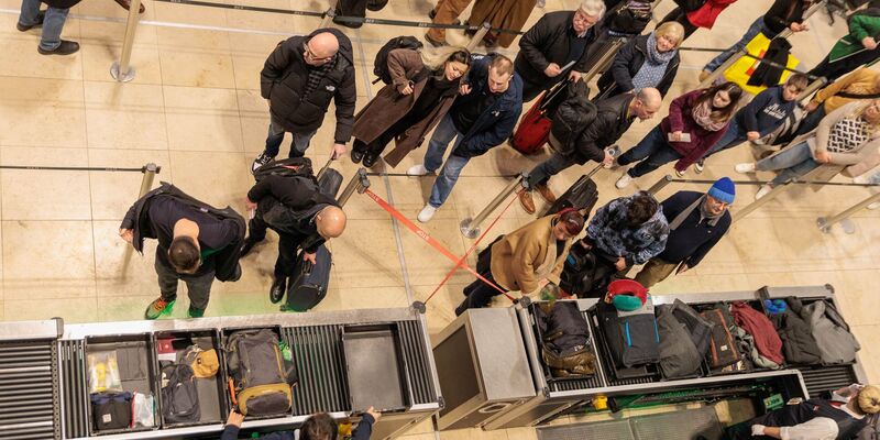 Am BER stand zwischenzeitlich der Betrieb still. - Foto: Carsten Koall/dpa