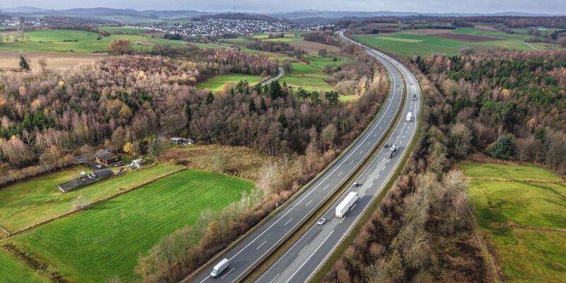 Auf diesem Teilstück der A45 wurden Mitte November die abgetrennten Hände der Frau gefunden. (Archivbild) - Foto: Alex Talash/dpa