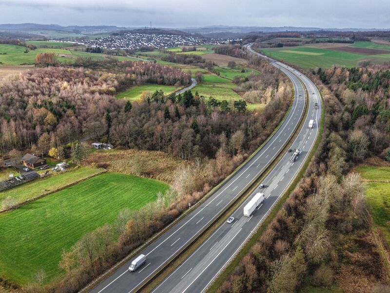 Auf diesem Teilstück der A45 wurden Mitte November die abgetrennten Hände der Frau gefunden. (Archivbild) - Foto: Alex Talash/dpa