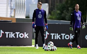 Das Duell der Torhüter Neuer und Baumann (r) ist in den Fokus gerückt. Wegen eines Infekts von Neuer wackelt es. (Archivbild) - Foto: Federico Gambarini/dpa