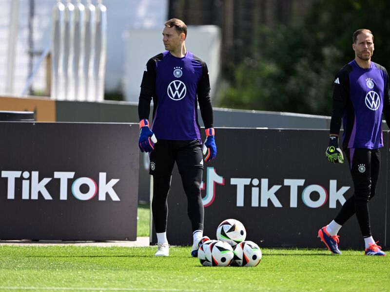 Das Duell der Torhüter Neuer und Baumann (r) ist in den Fokus gerückt. Wegen eines Infekts von Neuer wackelt es. (Archivbild) - Foto: Federico Gambarini/dpa