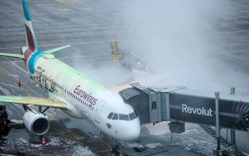 Aufgrund der Witterungen dauert das Enteisen der Maschinen derzeit noch deutlich länger als sonst. - Foto: Carsten Koall/dpa