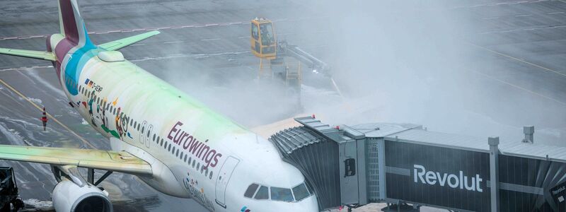 Aufgrund der Witterungen dauert das Enteisen der Maschinen derzeit noch deutlich länger als sonst. - Foto: Carsten Koall/dpa