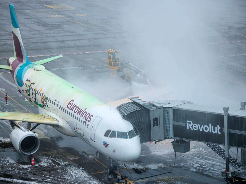 Aufgrund der Witterungen dauert das Enteisen der Maschinen derzeit noch deutlich länger als sonst. - Foto: Carsten Koall/dpa