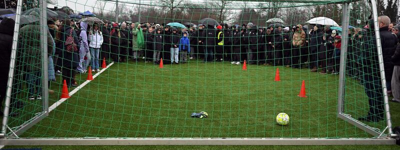 In Dormagen nehmen die Menschen Abschied von Yosef. - Foto: Federico Gambarini/dpa