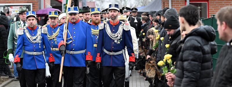 Auch Mitglieder des Schützenvereins reihen sich in den Trauerzug ein. - Foto: Federico Gambarini/dpa