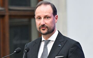 Selten stand die norwegische Königsfamilie so in der Kritik wie jetzt. Kronprinz Haakon will für seine Familie da sein. - Foto: Radek Pietruszka/PAP/dpa