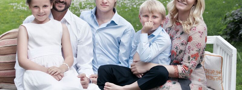 Ein Bild aus glücklicheren Zeiten: die norwegische Kronprinzenfamilie inklusive Haakons Bonus-Sohn Marius Borg Høiby (Mitte).  - Foto: Sølve Sundsbø/dpa