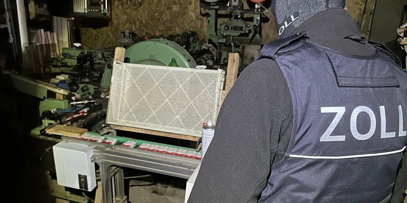 ZOLL-H: ZOLL deckt illegale Zigarettenfabrik auf / Komplette Produktionsanlage, 40 Mio. Zigaretten, Tabak und Vormaterialien sichergestellt, Steuerschaden mehr als 8 Millionen Euro - Foto: presseportal.de