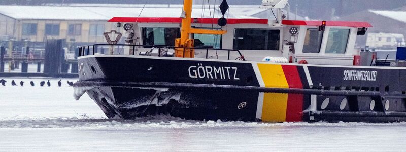 Das Eis war selbst für den Eisbrecher «Görmitz» zu dick.  - Foto: Stefan Sauer/dpa
