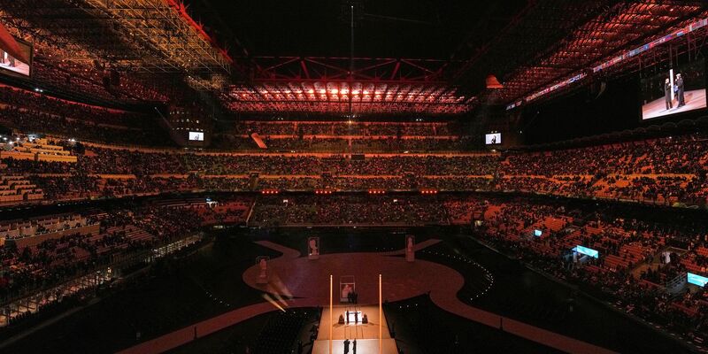 Der Hauptteil der Eröffnungsfeier der Winterspiele wird im Mailänder Fußballstadion aufgeführt. - Foto: Carolyn Kaster/AP/dpa