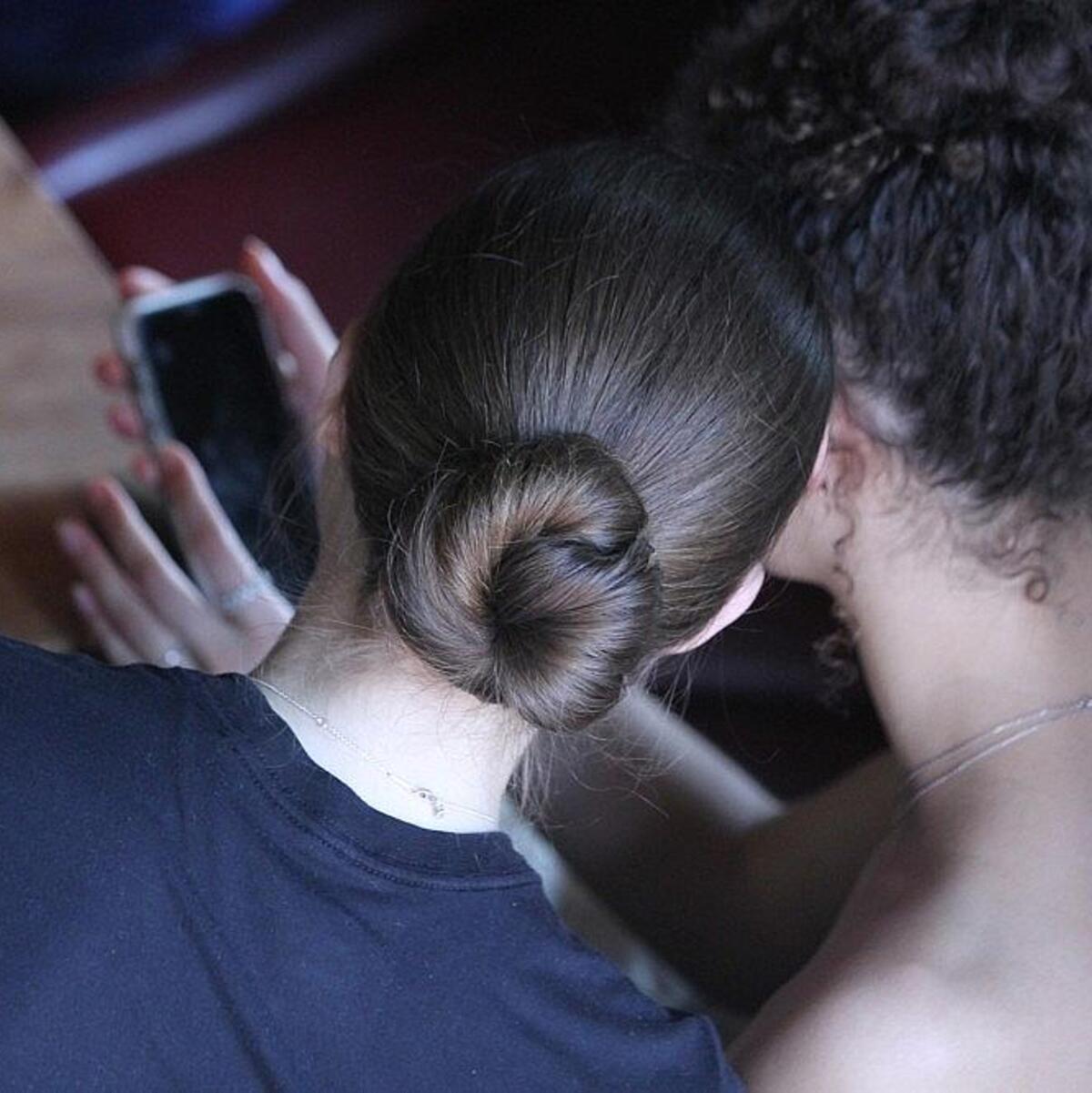 Junge Frauen mit Smartphone (Archiv) - Foto: via dts Nachrichtenagentur