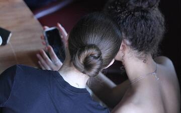 Junge Frauen mit Smartphone (Archiv) - Foto: via dts Nachrichtenagentur