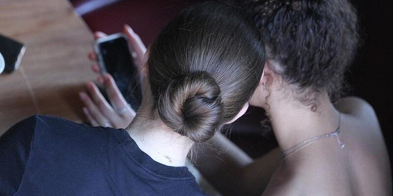 Junge Frauen mit Smartphone (Archiv) - Foto: via dts Nachrichtenagentur