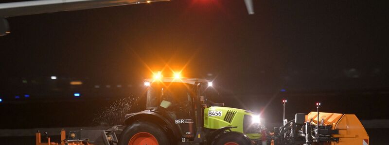 Ein Räumfahrzeug fährt über das Flugfeld des Berliner Flughafen BER. - Foto: Michael Bahlo/dpa