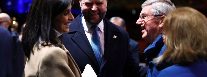 US-Vizepräsident JD Vance (Mitte links) und seine Frau Usha (l) trafen vor Beginn der Zeremonie den IOC-Ehrenpräsidenten Thomas Bach im Stadion. - Foto: Susana Vera/Reuters Pool Photo/AP/dpa