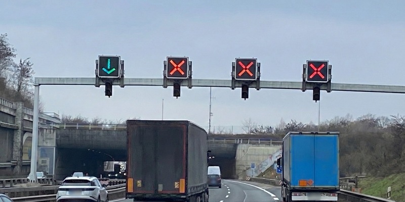 POL-VDMZ: Hunderte Verstöße nach LKW-Panne auf der A60 - Polizei wertet umfangreiches Videomaterial aus - Foto: presseportal.de